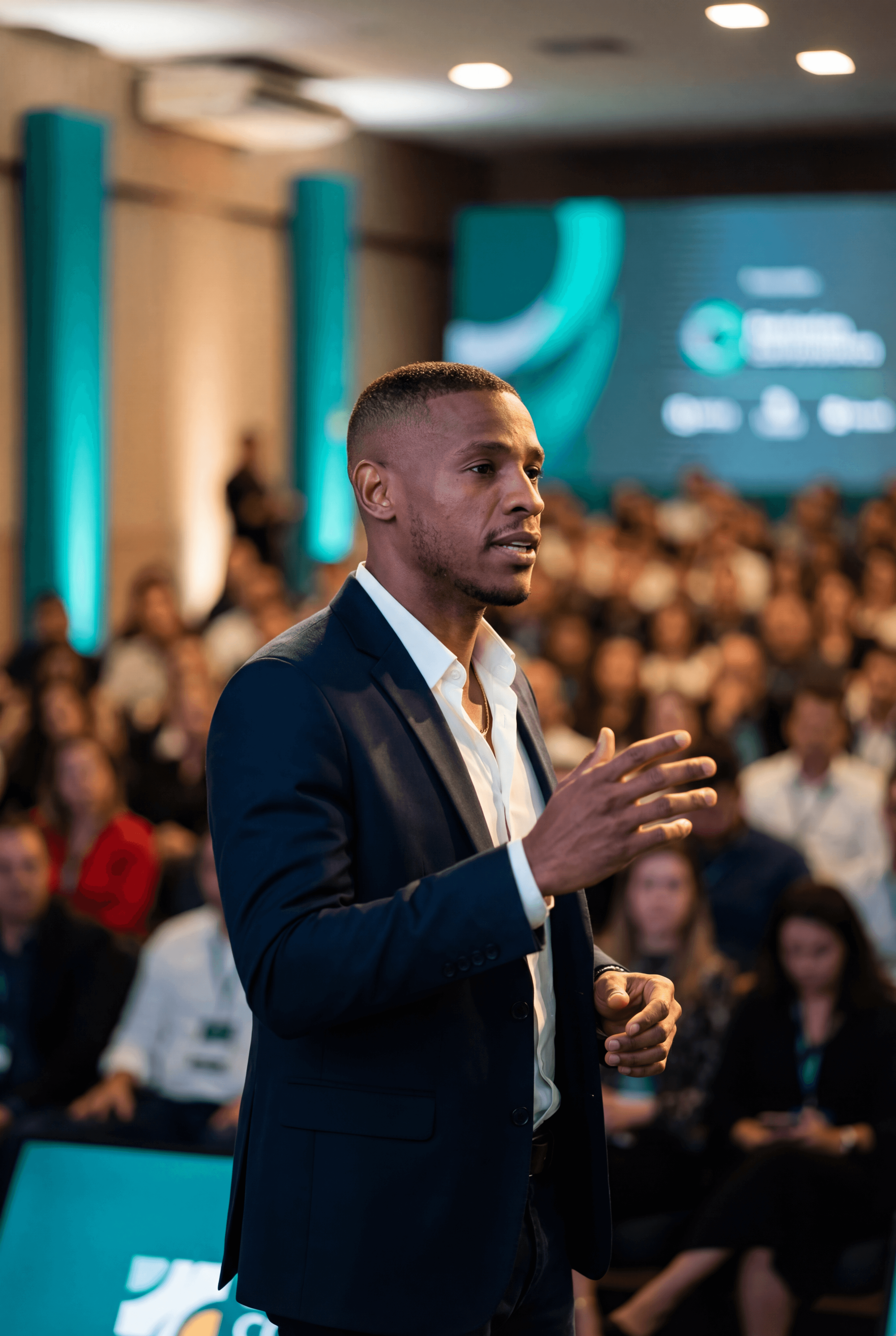 Carlos Eduardo palestrando em evento corporativo